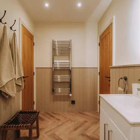 The Warren, Stylish Retreat, On Windermere באונס-און-ווינדרמיר